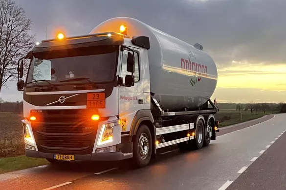 camion-citerne sur la route