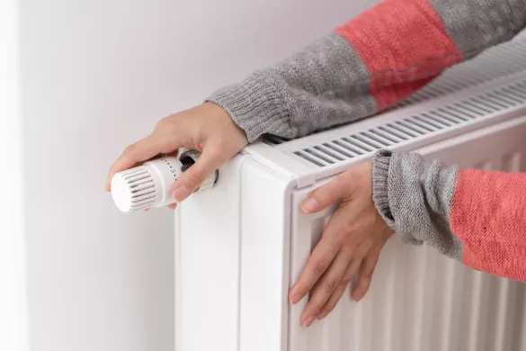 main contre le radiateur