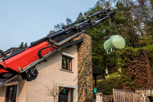 Placement de la citerne de gaz aérienne à l'aide d'une grue